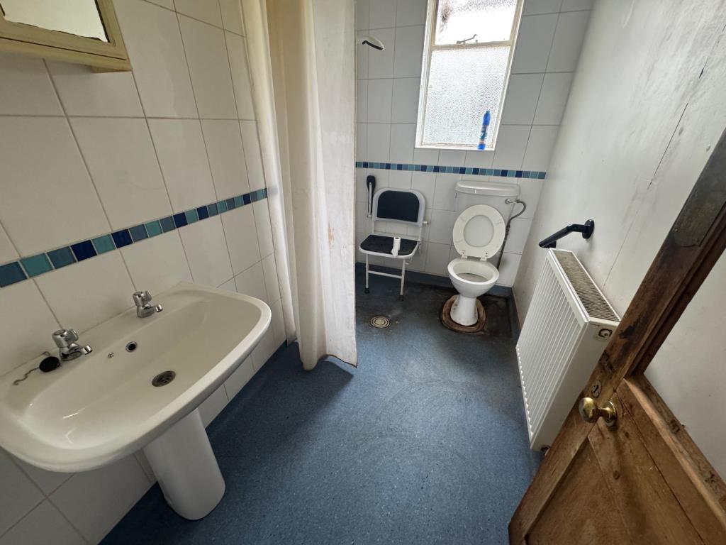Lot: 144 - FIRST FLOOR FLAT FOR REFURBISHMENT - Wet room